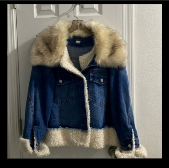 🍁🍂NWOT VENUS 2X FAUX FUR TRIM TRUCKER JEAN JACKET - Picture 2 of 4